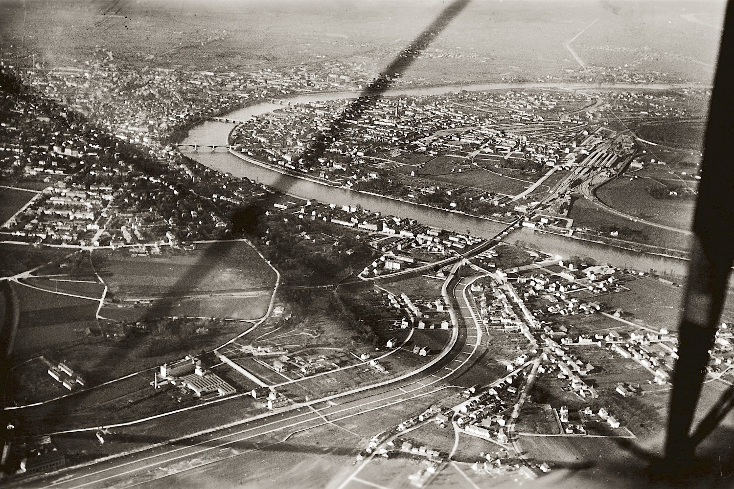 Das noch weitgehend unbebaute Lehenmattquartier mit der EBG-Siedlung an der Birs in einer Luftaufnahme von 1920. Bildquelle: Staatsarchiv Basel-Stadt, BILD 43, 15